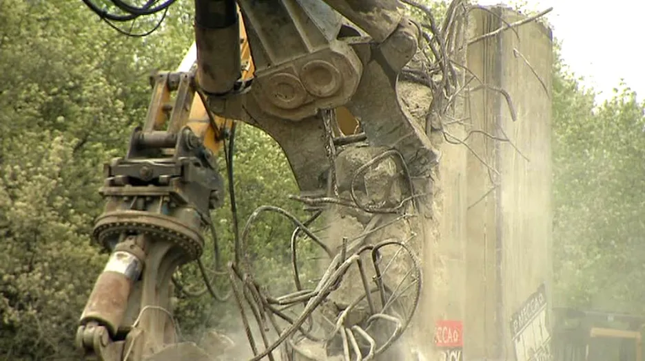 Obří hydraulické nůžky demolují most nad pražskou Jižní spojkou