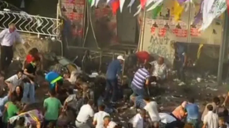 Následky výbuchu na mítinku HDP v Diyarbakiru