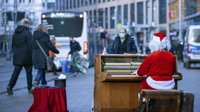 Pianista rozezněl ulice německého Schwerinu den před novými opatřeními