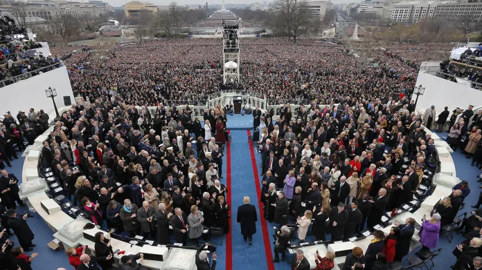 Republikánský kandidát a vítěz prezidentských voleb Donald Trump přichází 20. ledna 2017 k washingtonskému Kapitolu na svou inauguraci a slavnostní přísahu.