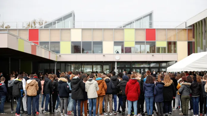 Francouzští studenti vyjadřují soustrast nad smrtí Samuela Patyho