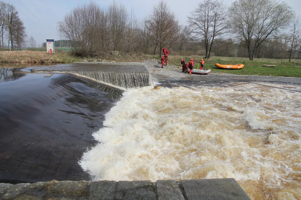 Jez Svaté pole na 70,8 kilometru řeky Otavy je nebezpečný v pravé části. Na levé straně se sice také tvoří vodní válec, ale nemá takovou razanci a jez se zde dá projet. Pro záchranáře je toto místo velmi špatně dostupné, nevede k němu cesta.