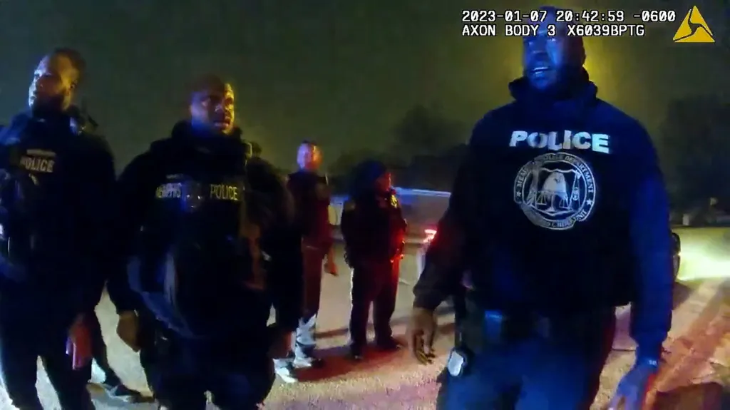Záběr ze zásahu policistů proti Tyreovi Nicholsovi