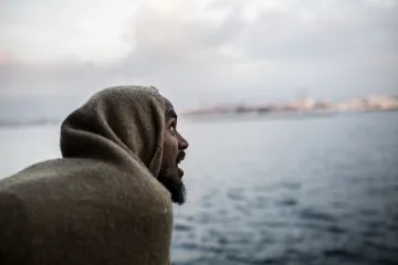 Do EU loni přišlo nejméně nelegálních migrantů za pět let. Zkouší to po moři i v matracích