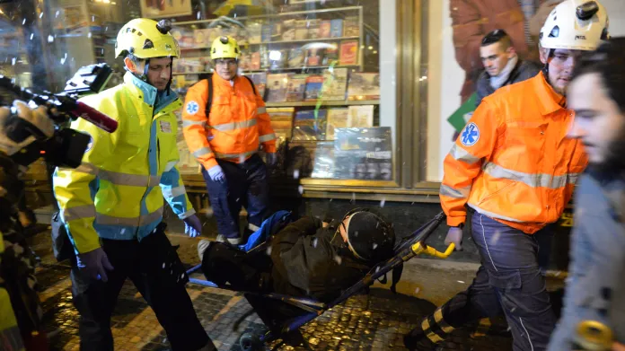 Záchranáři při zásahu po silvestrovské půlnoci na Václavském náměstí v Praze