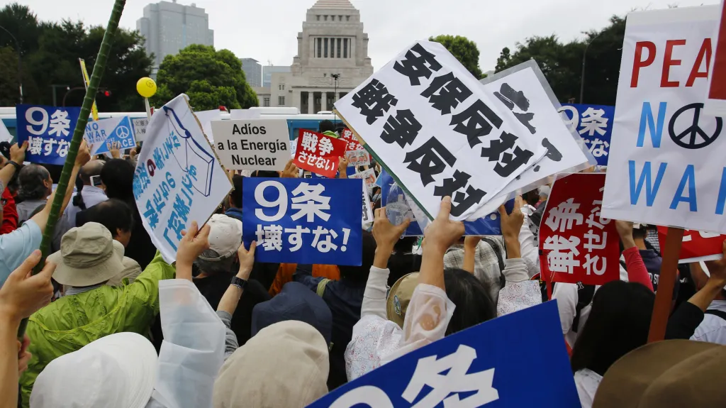 Japonci demonstrují proti posilování role armády