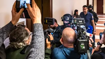 Krajský soud začal projednávat případ vraždy dvou prodavaček v Hradci Králové, kterou podle obžaloby spáchal mladistvý