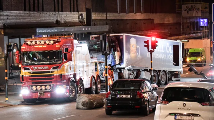Odtah kamionu, který ve Stockholmu najel do lidí