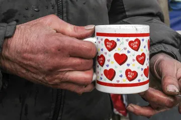 Zájem o Nocleženky roste. Češi kupují lůžko lidem bez domova dvakrát častěji než loni