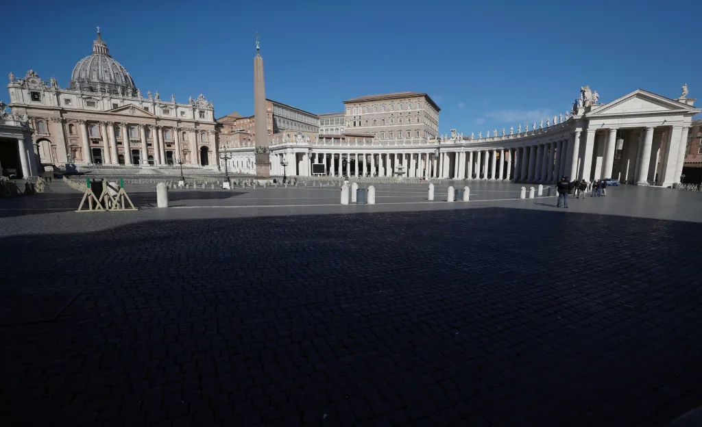 Svatopetrské náměstí ve Vatikánu navštěvují během roku stovky tisíc věřících z celého světa. V tuto chvíli se většina církevních obřadů musí spokojit s využitím on-line přenosů