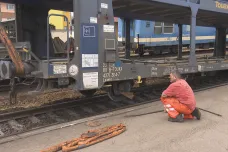 Mezi Kolínem a Kutnou Horou vykolejil nákladní vlak, provoz na trati je omezen