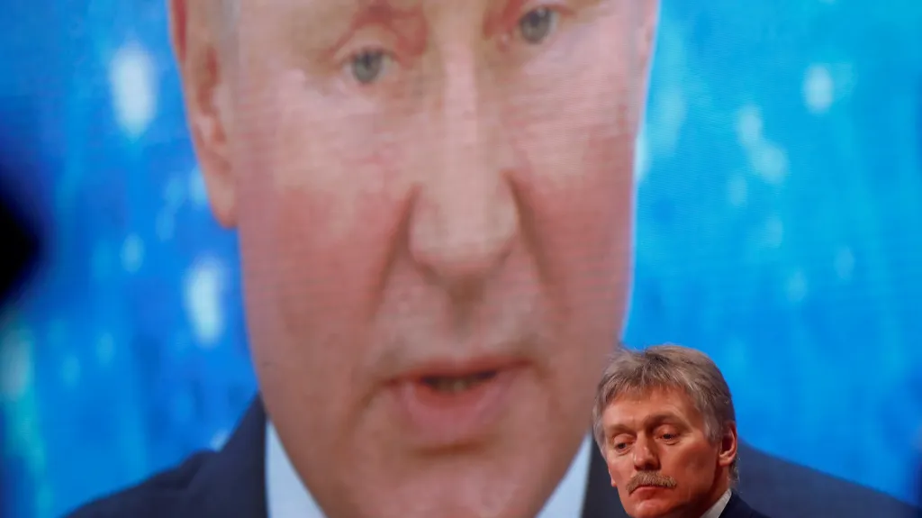 Mluvčí Kremlu Peskov před obrazovkou s Putinem