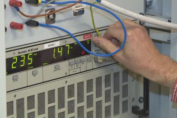 Jak na vysoké ceny energií? Vědci z ČVUT ukládají přebytky do baterií