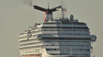 Porouchaná loď dorazila do přístavu