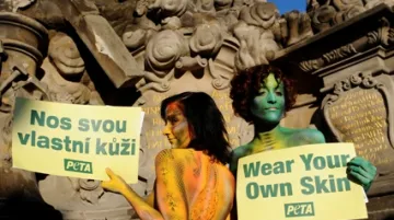 Aktivistky protestující proti zabíjení zvířat kvůli módě