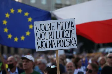 Poláci protestovali na podporu televize kritické k vládě. Kabinet ji chce přiškrtit zákonem