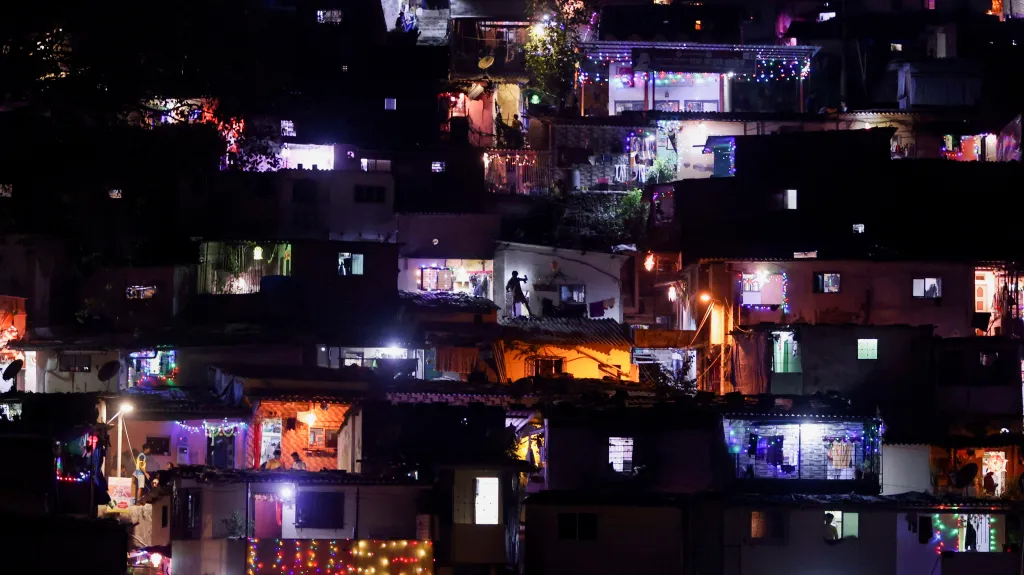 Oslavy svátku Díválí ve slumu na okraji indického města Noida