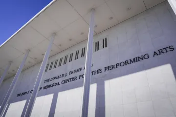 Trump přidal své jméno na Kennedyho centrum nezákonně, rozhodl soud