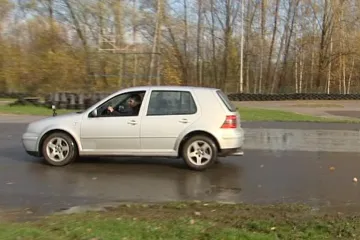 Mezi řidiči je velký zájem o školu smyku