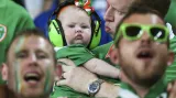Irští fanoušci s dítětem při zápase Irska s Itálií na letošním Euru ve francouzském Lille.