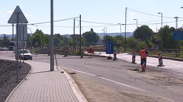 Rekonstrukce silnice a křižovatky v Nesovicích jde do finále