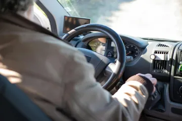 Řidiči senioři zahlcují kardiologické ambulance. Ministerstvo chystá změnu