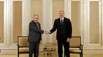 Arménský premiér Nikol Pašinjan (vlevo) a ázerbájdžánský prezident Ilham Alijev (vpravo) v Abú Dhabí 10. července 2025