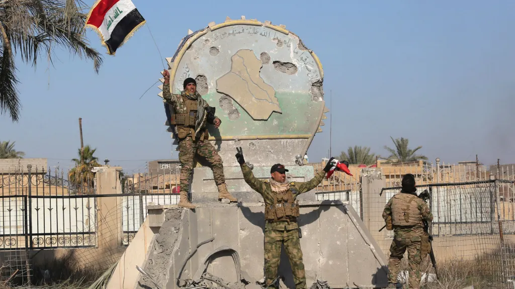 Iráčtí vojáci oslavují dobytí Ramádí
