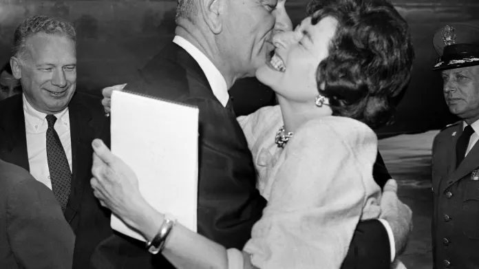 Lyndon Johnson se svou manželkou Claudií
