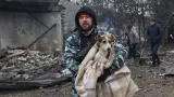 Lidé evakuují zraněné psy po ruském útoku na útulek v Záporoží