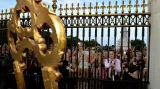 Brány Buckinghamského paláce v obležení lidí