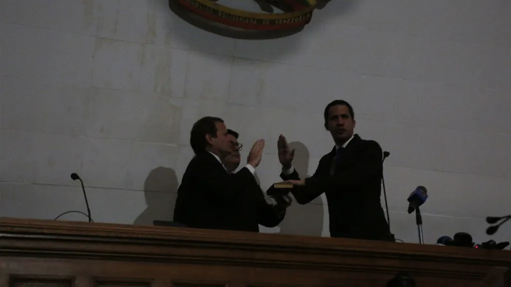 Guaidó skládá v potemnělém parlamentu přísahu