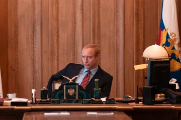 Do kin vstupuje Čaroděj z Kremlu. S obrazem Putina kouzlí možná až moc