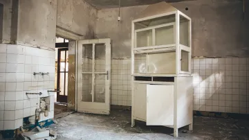 Nepotřebné pozůstatky lékařského vybavení, které sovětská armáda nechala v tmavém sklepě