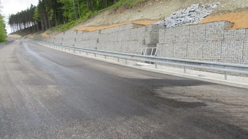 Poškozená silnice na Červenohorském sedle