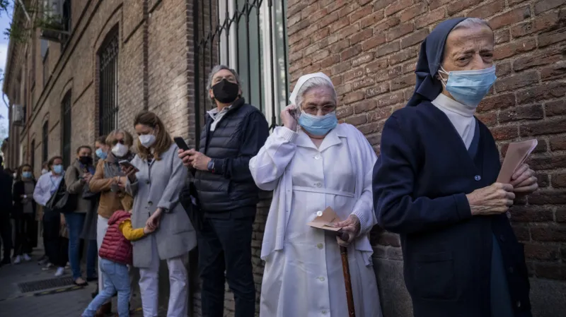 Španělští voliči stojí frontu u volebních místností