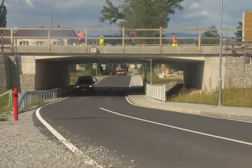 Nový podjezd pod dálnicí D3 je příliš nízký. Neprojedou kamiony ani autobusy