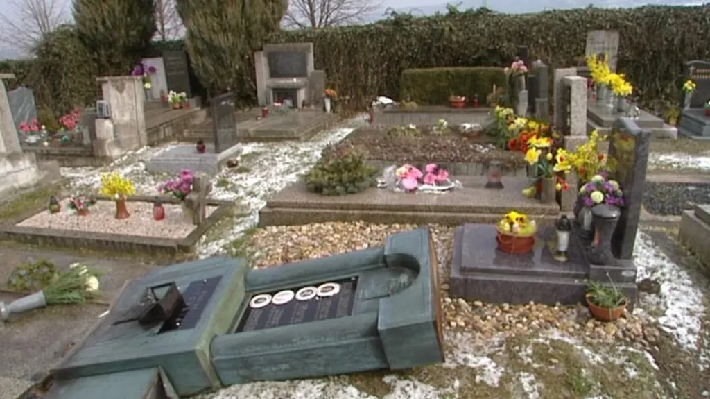 Hřbitov v Ronově nad Dobravou