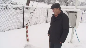 Jaroslav Baný měří sněhovou pokrývku i výšku nového sněhu