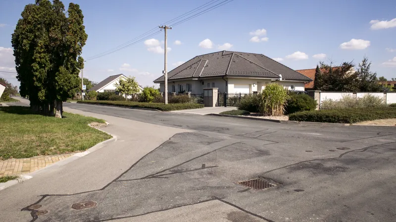 Křižovatka na návsi na svůj nový koberec teprve čeká. Možná si příští zastupitelstvo vyběhá na její opravu dotaci.