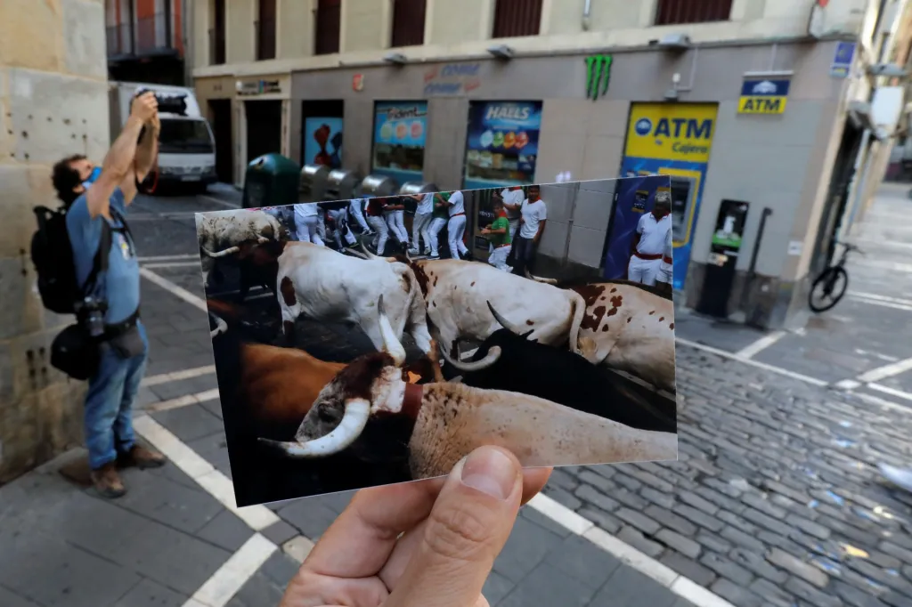 Fotografie Jona Nazci zachycují historii býčích slavností v Pamploně. Každoroční oslavy byly letos zrušeny. Fotograf srovnává historické fotografie a současný stav v ulicích města