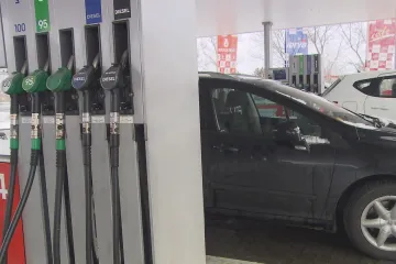 Ceny benzinu stále rostou, klesají naopak u nafty. Nejdramatičtější je vývoj u alternativních paliv