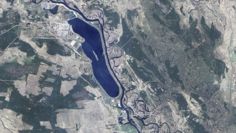 Černobylská jaderná elektrárna V. I. Lenina se začala stavět v roce 1970 v bažinaté krajině na severu Ukrajinské SSR, 18 km od města Černobyl, relativně blízko (ale i dostatečně daleko) od Kyjeva, poblíž bohatých vodních zdrojů a hlavní železnice.