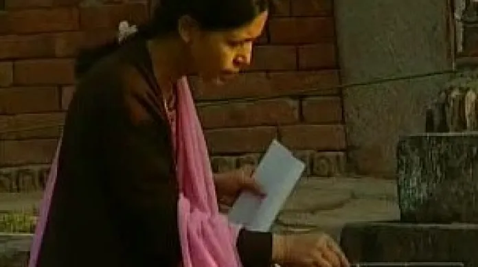 Nepálská žena u voleb