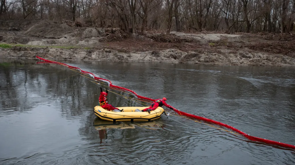 Zásah hasičů na řece Odře kvůli úhynu ryb na konci roku 2024