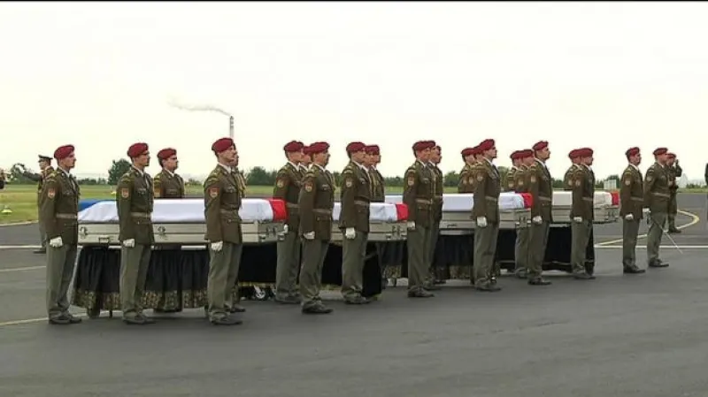 Pocty, žalmy i státní symboly. Do ČR dorazila těla padlých vojáků