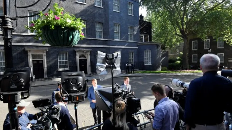 Novináři čekající na projev Mayové v Downing Street 10 Zdroj: REUTERS/Toby Melville