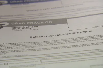 „Z čeho mám koupit dárek, když na něj nemám?“ Vyplácení dávek dál provází prodlevy