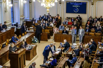 Sněmovna stvrdila snížení odvodů živnostníků na loňskou úroveň, přehlasovala Senát
