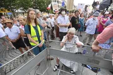 Předvolební kampaň začala zostra, ale Babiš si spočítal, že demonstrace nerozhodují volby, říkají komentátoři